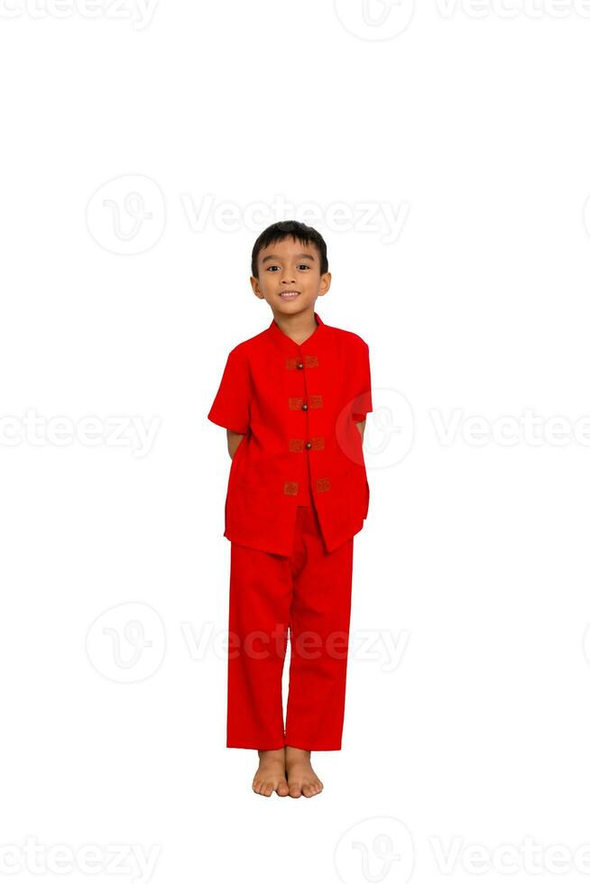 weinig jongen mode glimlachen kind in rood Chinese jurk, stijl en mode ideeën voor kinderen. Chinese nieuw jaar foto