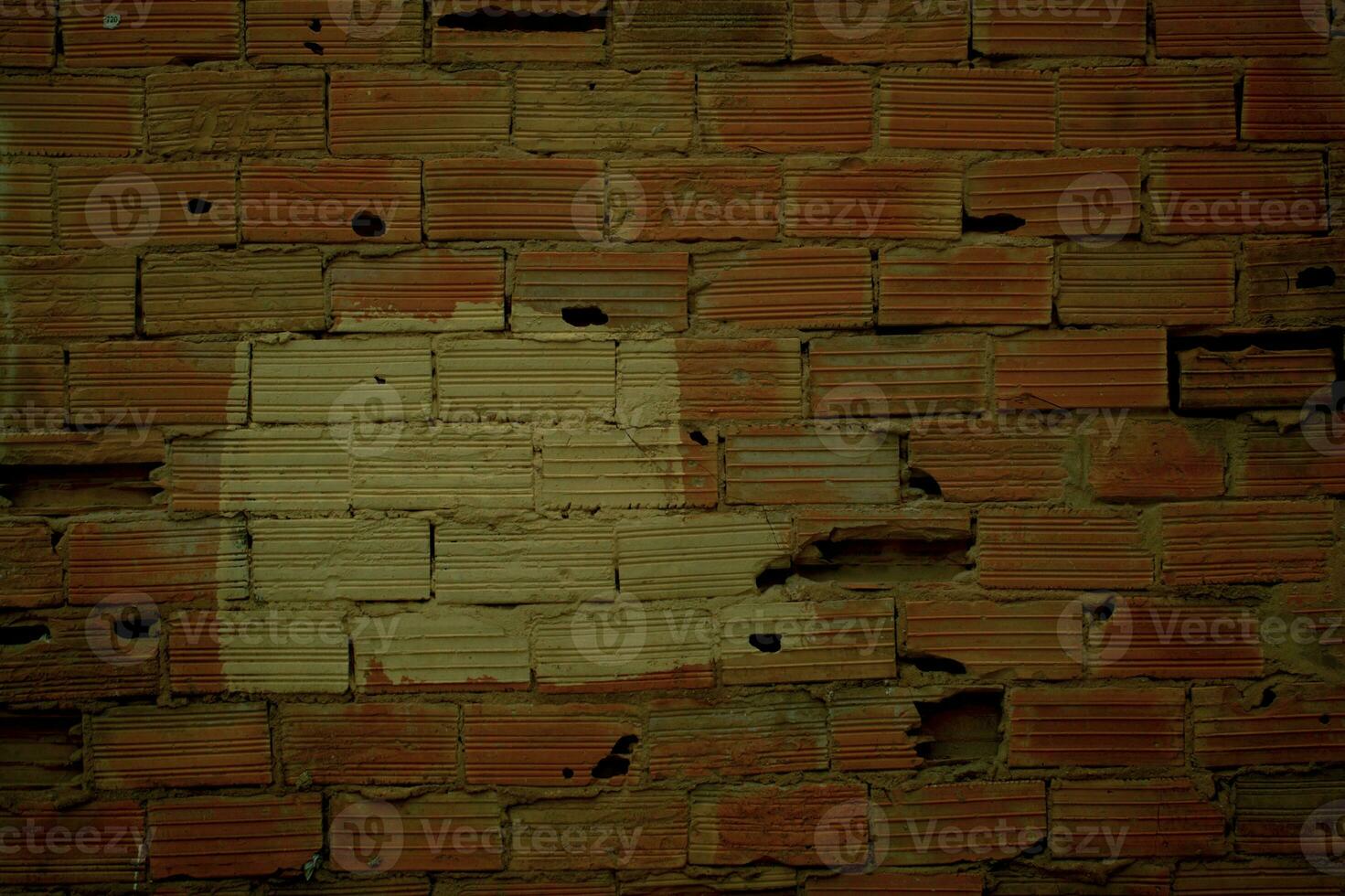 oud beschadigd muur structuur met gestreept rood bakstenen foto