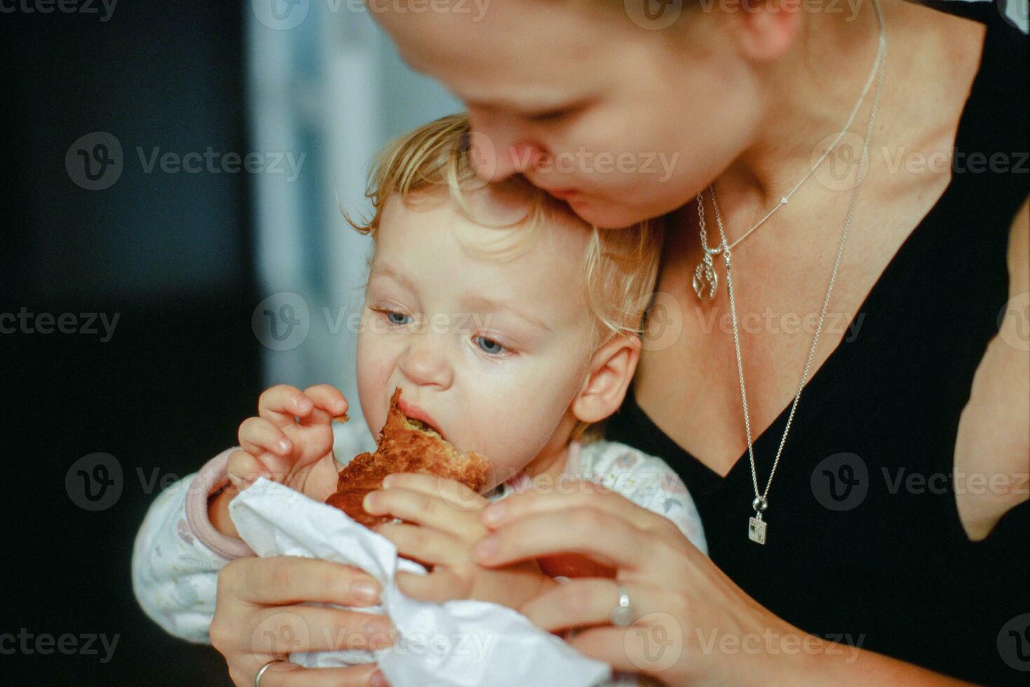 voeden een baby met gebakje foto