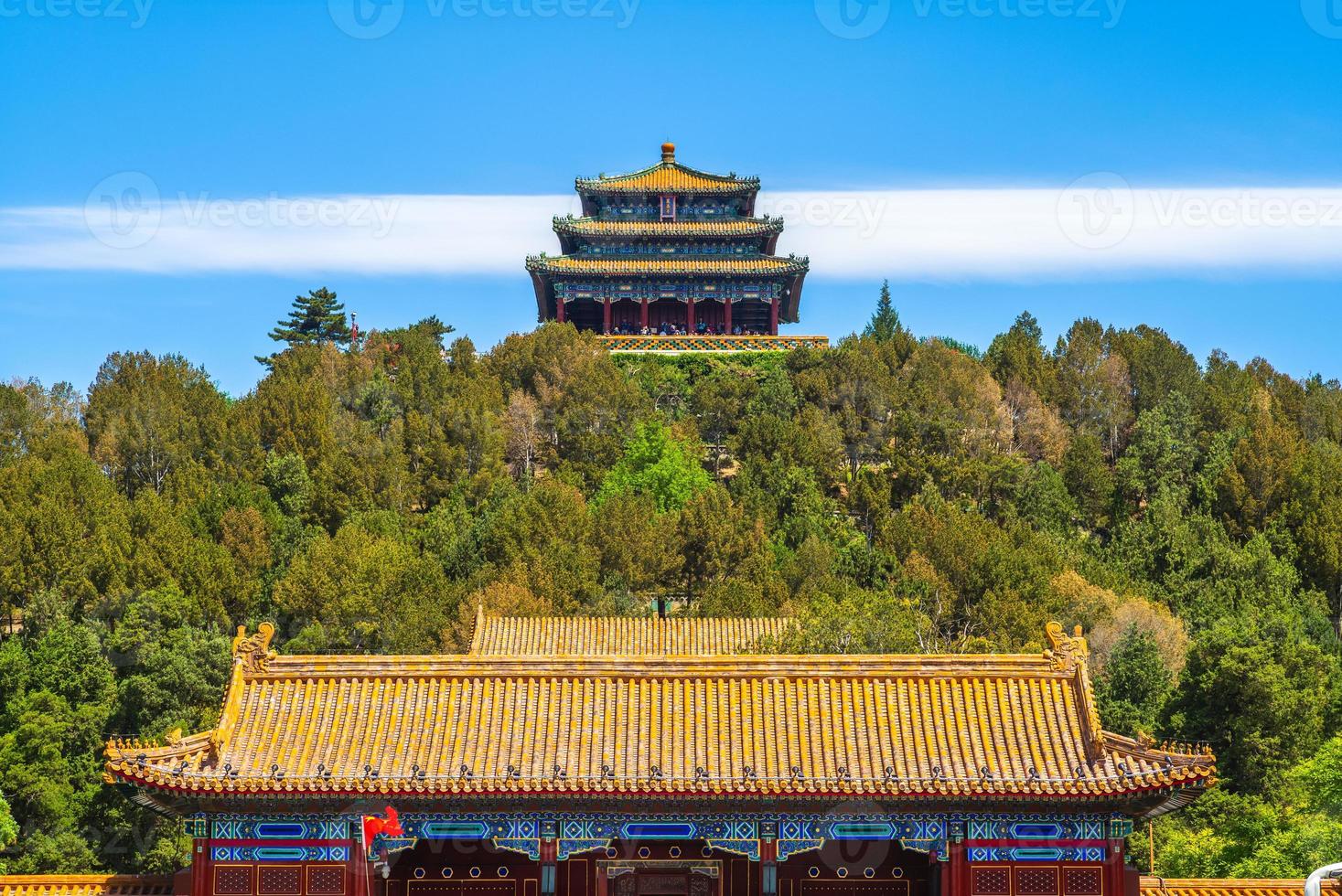 jingshan park, een keizerlijk park in beijing, china foto
