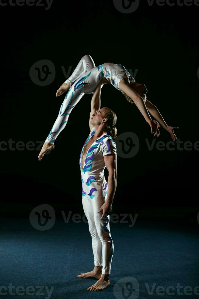 circus artiesten uitvoeren verschillend trucs. foto