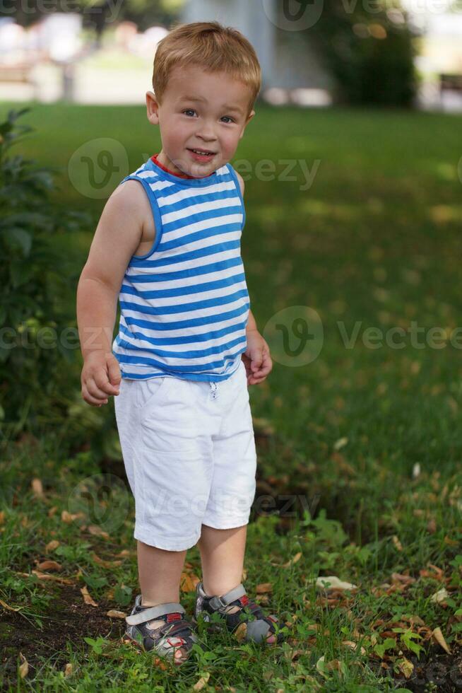 portret van glimlachen drie jaar oud jongen foto