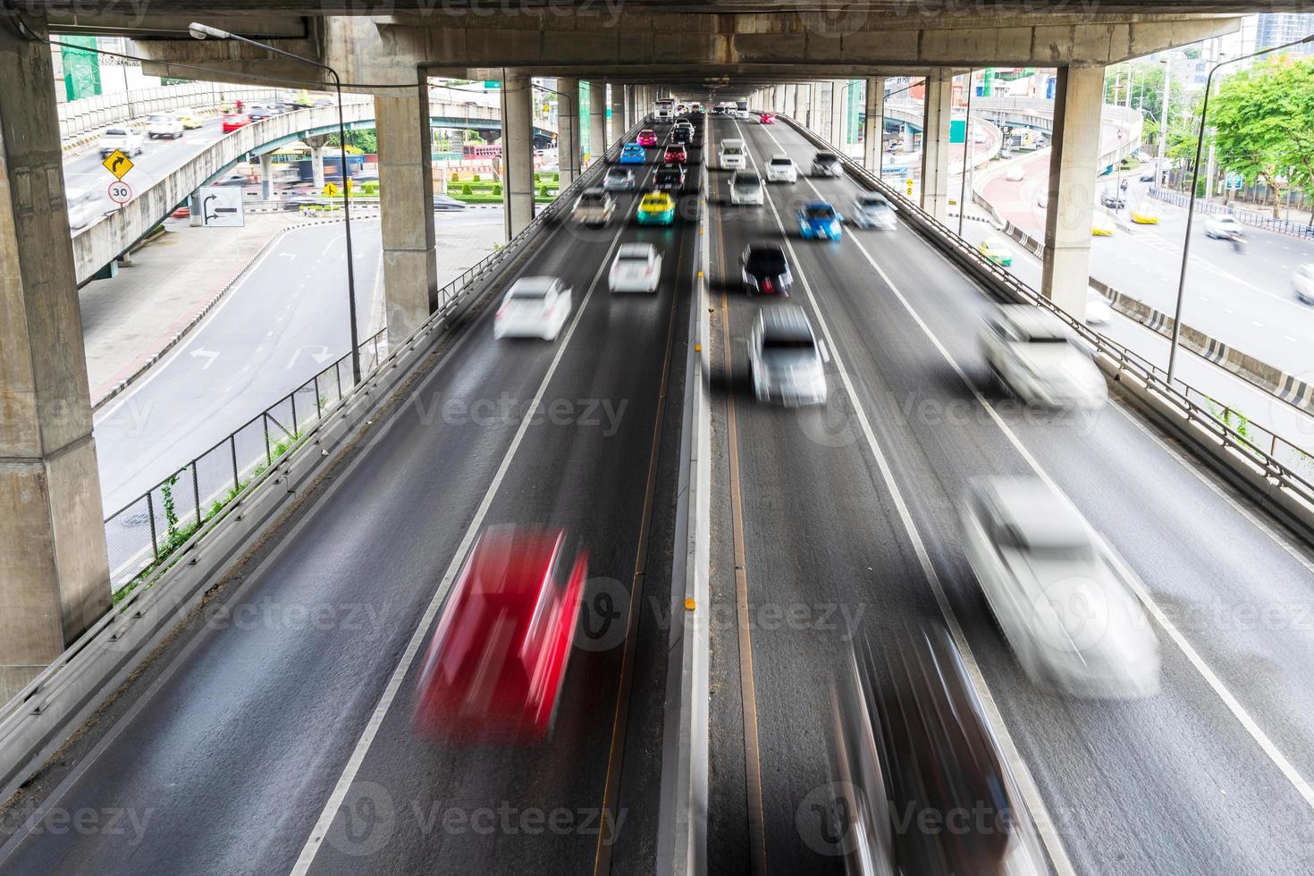 bewegingsonscherpte van auto op de weg in de stad foto