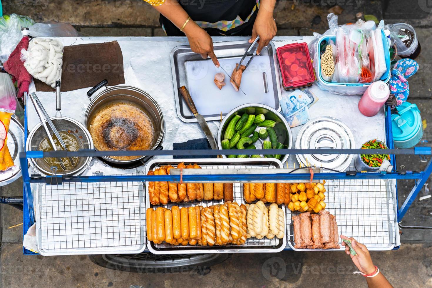 bovenaanzicht van thais straatvoedsel in bangkok, thailand foto