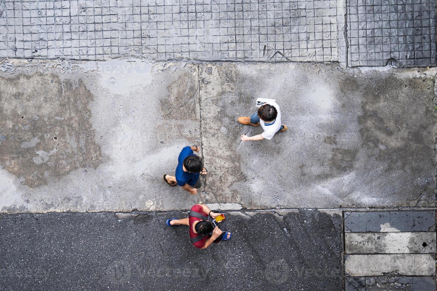 bovenaanzicht van mensen die reizen wandelen in de stad foto