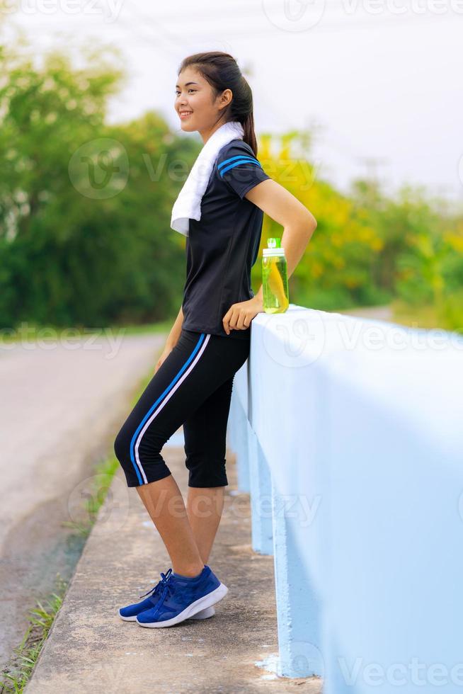 portret van mooi meisje in sportkleding, met een gezonde fitnessvrouw die traint voor marathon buitenshuis foto