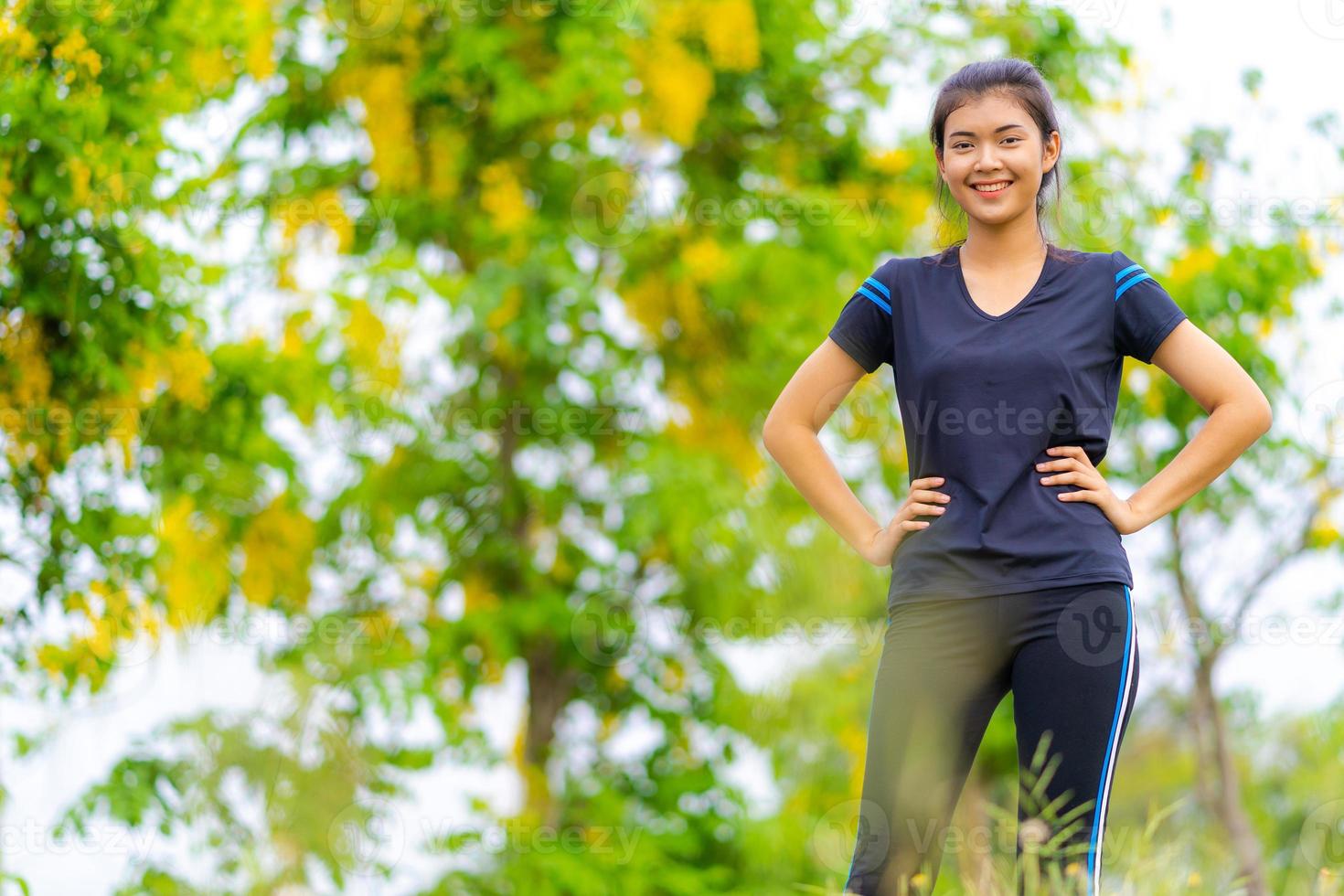 portret van mooi meisje in sportkleding, met een gezonde fitnessvrouw die traint voor marathon buitenshuis foto