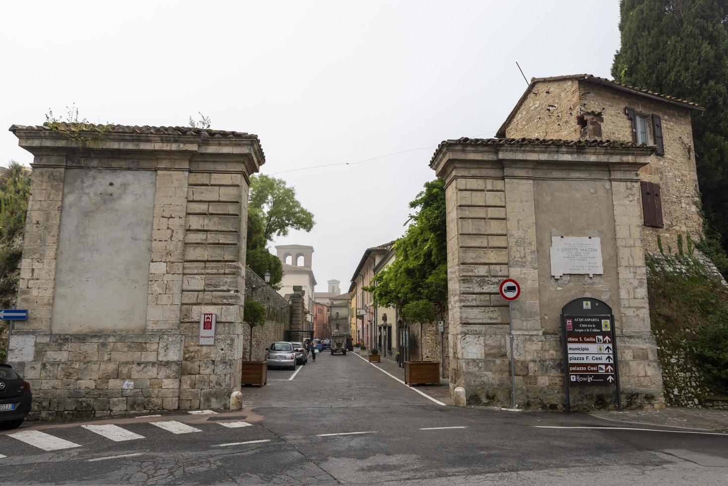 acquasparta, italië 2020- ingang naar corso dei lincei in het centrum van de stad acquasparta foto