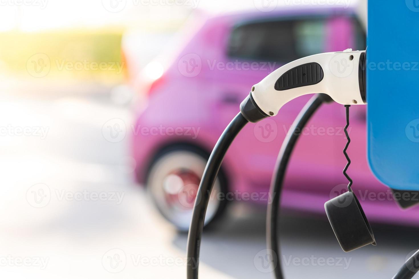 opladen van een elektrische auto-accu toegang tot voertuigelektrificatie foto