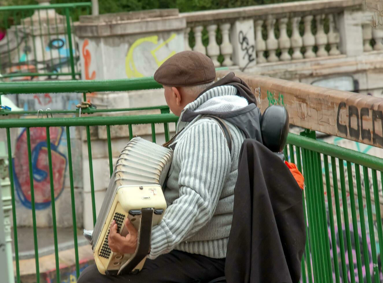 Wenen, Oostenrijk - 05.13.2023 een straat musicus Toneelstukken de knop accordeon. foto
