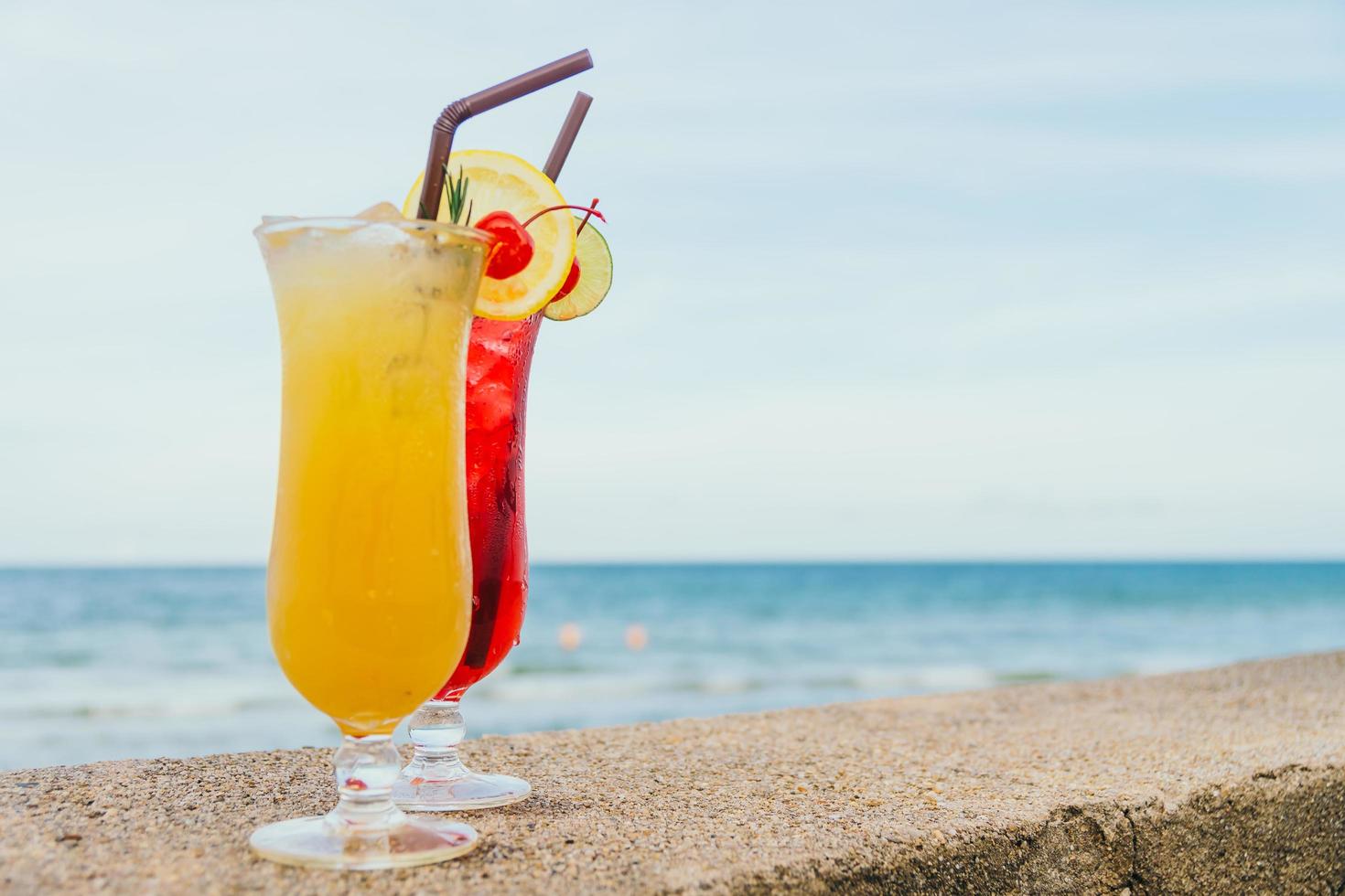 iced cocktails drinkglas met strand en zee foto