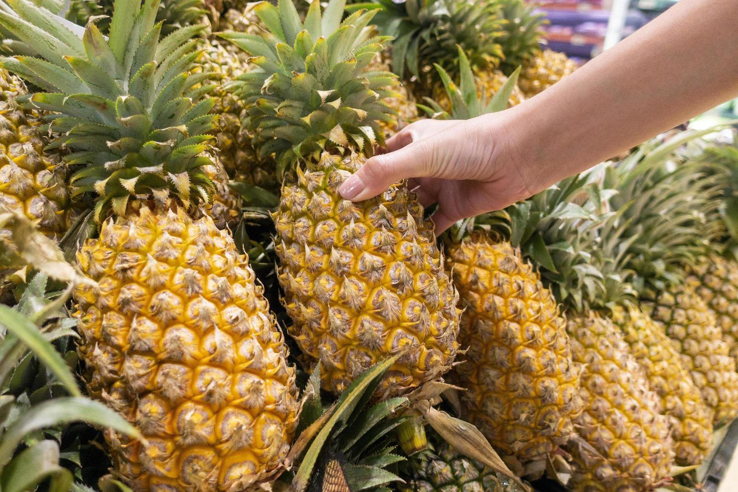 ananas in supermarkt foto