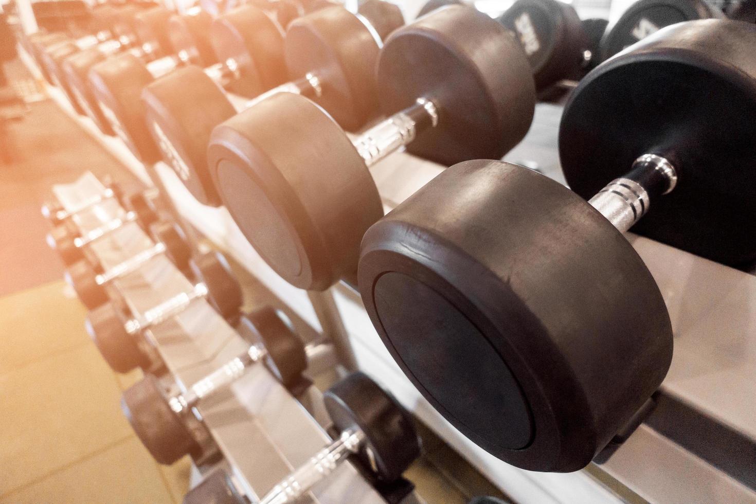 rij dumbbells in de sportschool foto