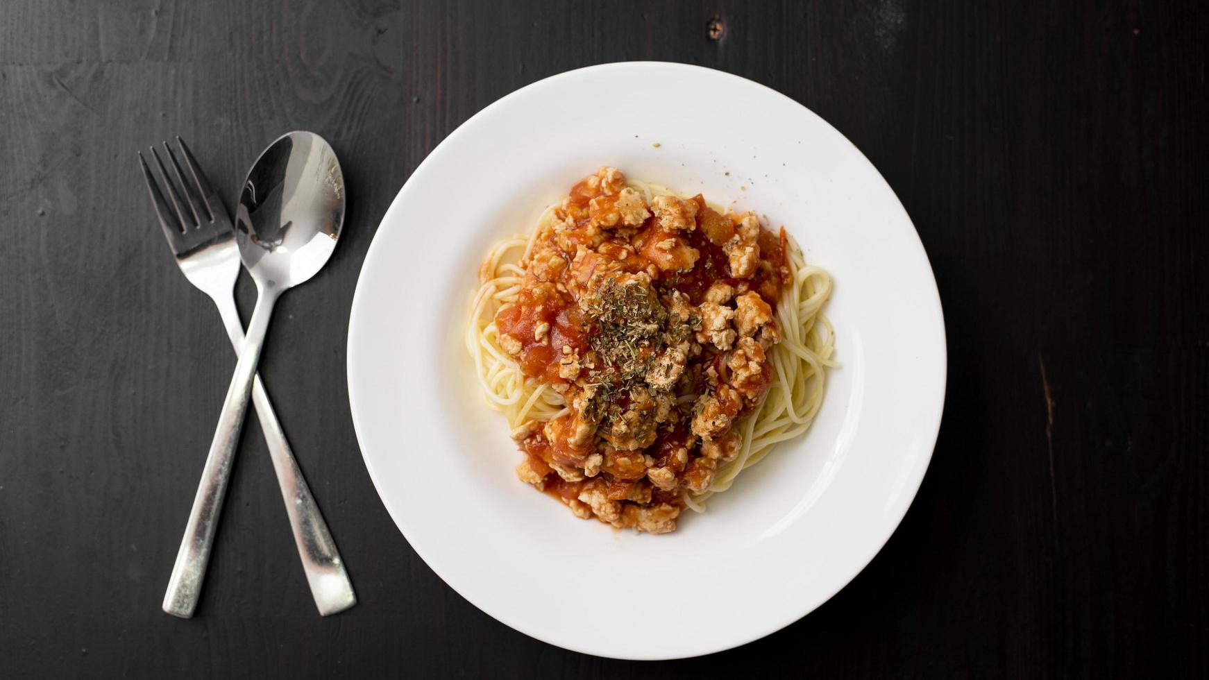 spaghetti op zwarte houten achtergrond foto