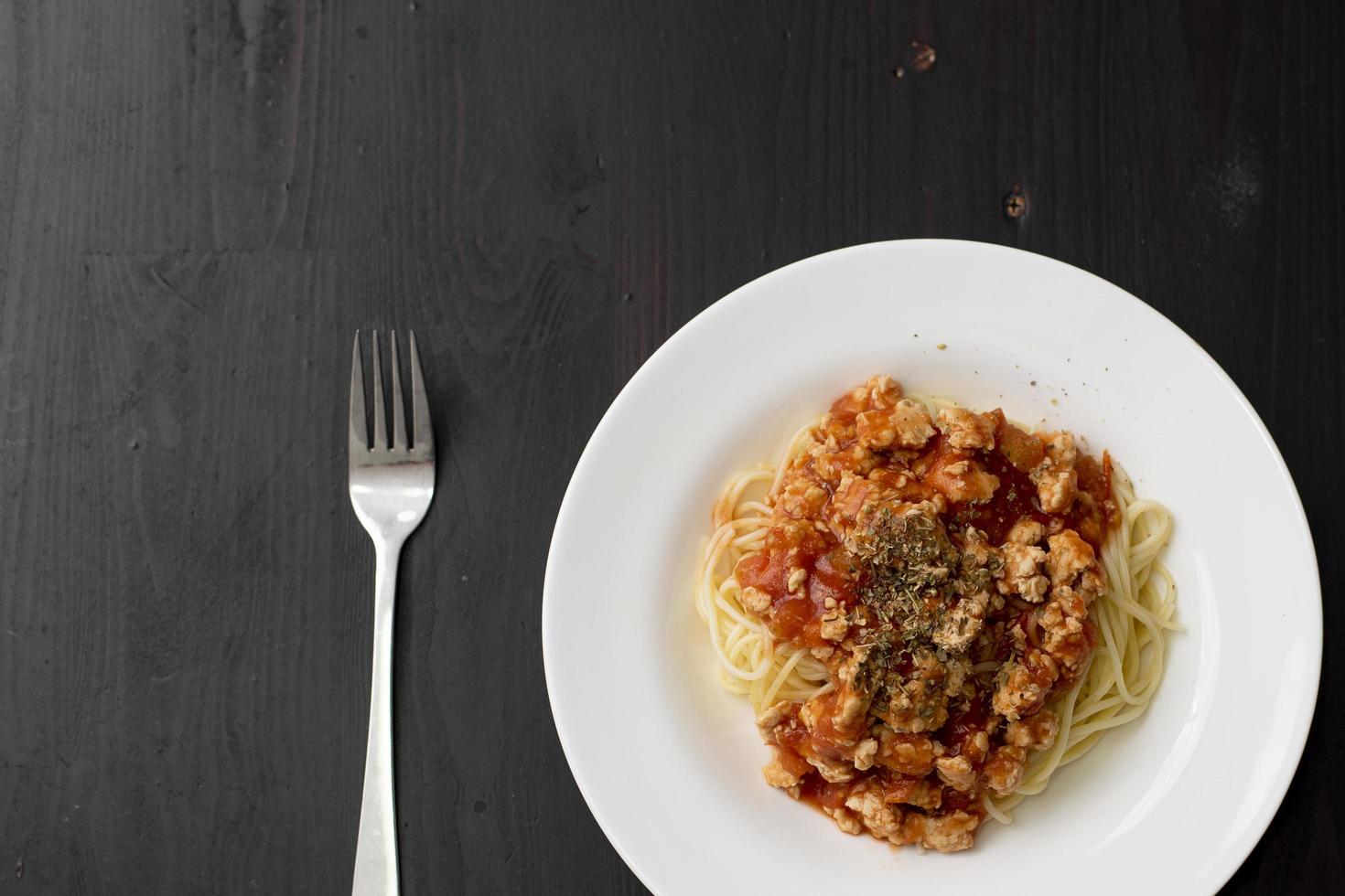 spaghetti op zwarte houten achtergrond foto