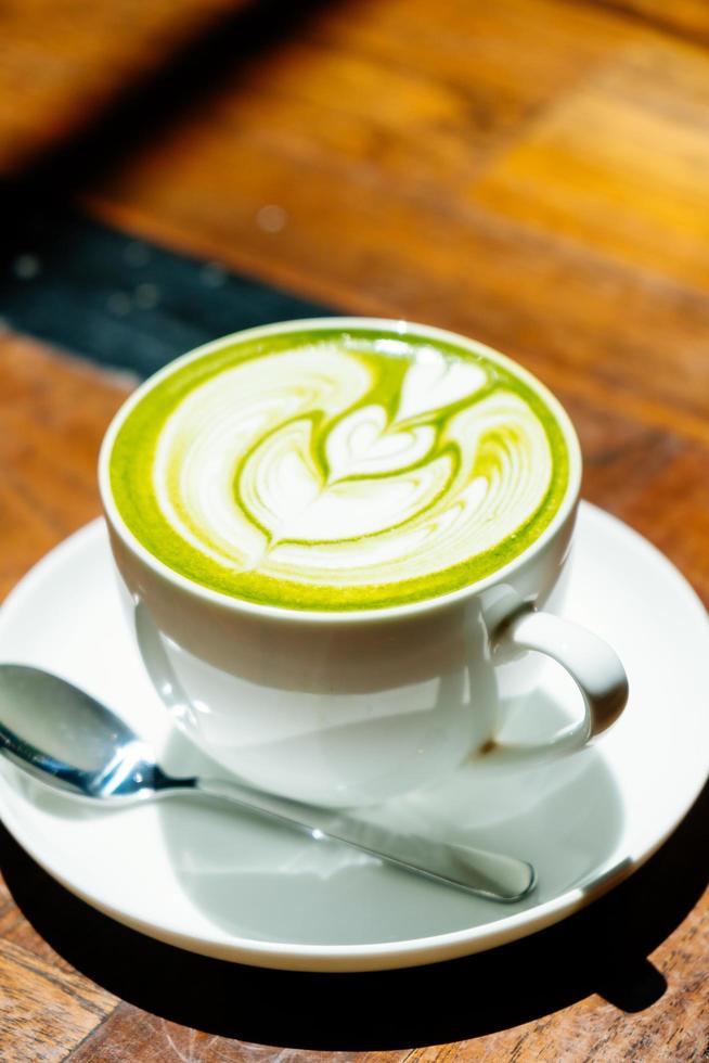 groene thee matcha latte in witte kop foto