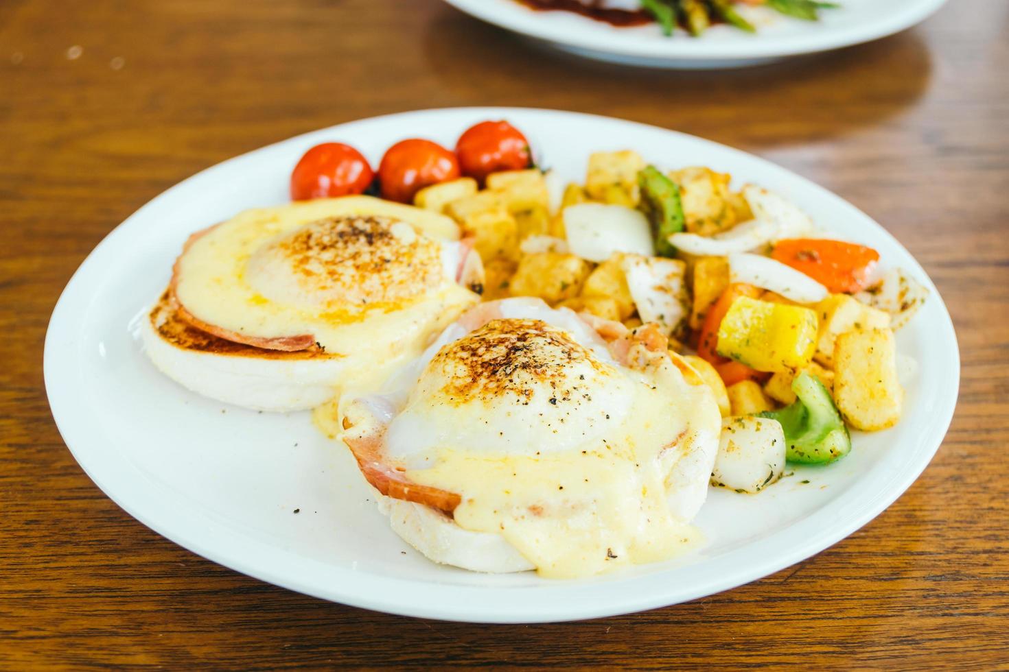 Egg Benedict met groente als ontbijt foto