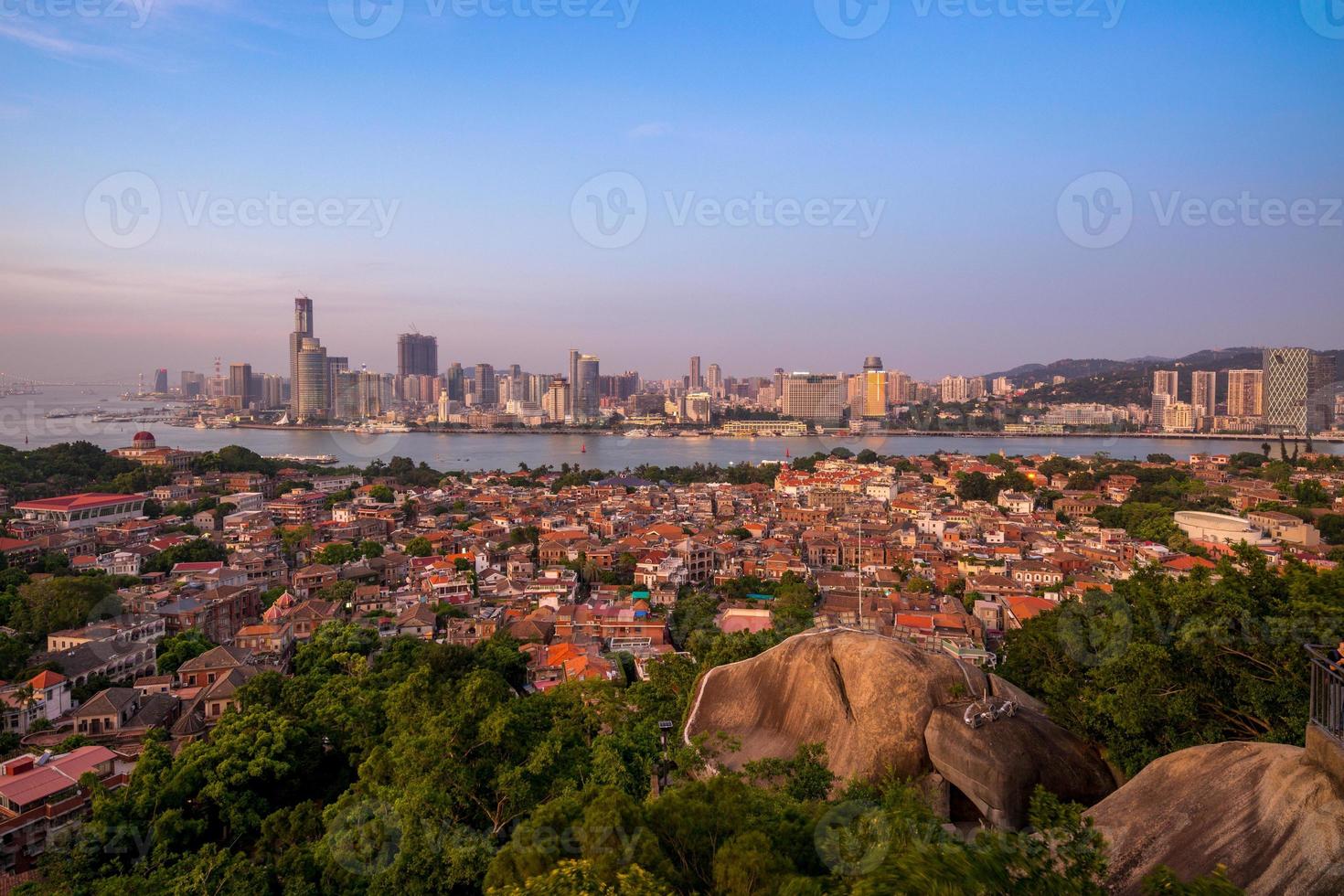 skyline van xiamen in de schemering, china foto