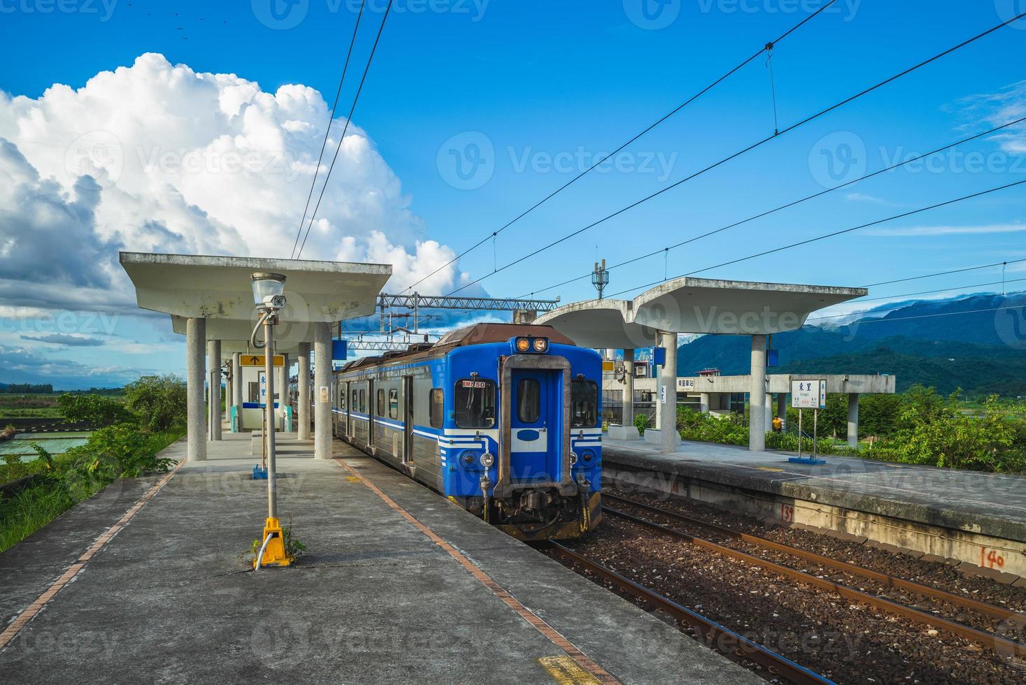treinhalte bij dongli treinstation in hualien, taiwan foto