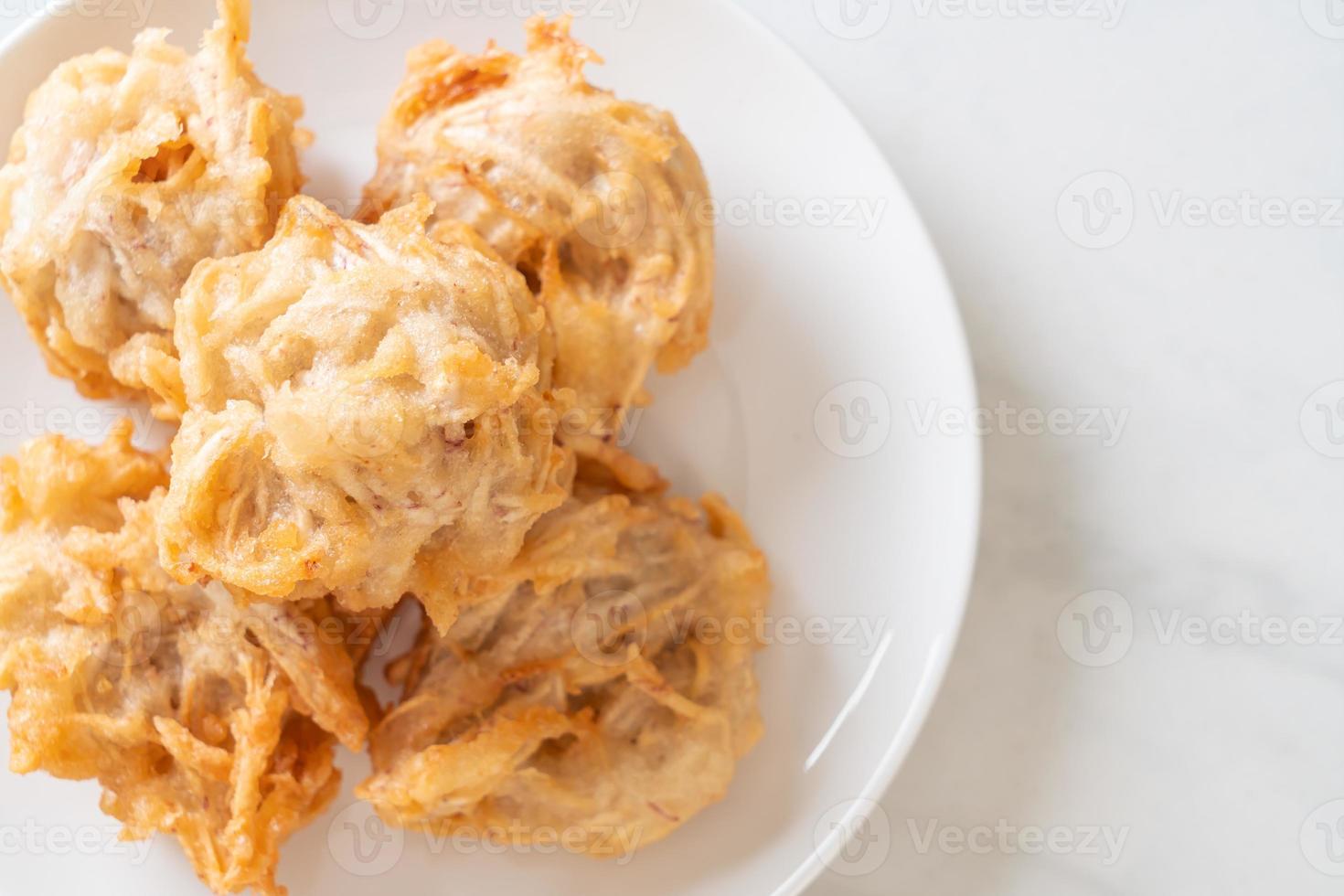 gefrituurde taro met saus - veganistische en vegetarische eetstijl foto