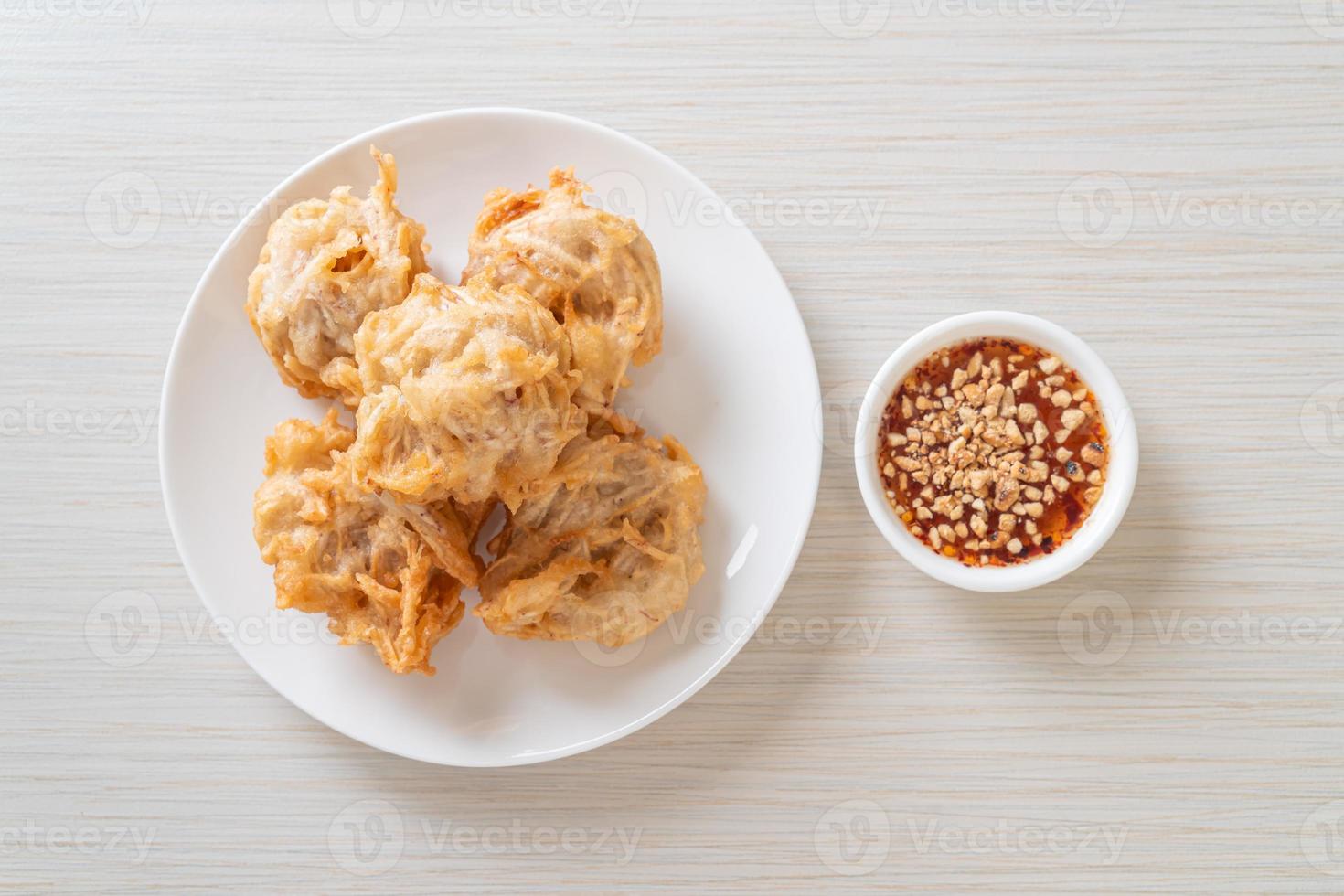 gefrituurde taro met saus - veganistische en vegetarische eetstijl foto