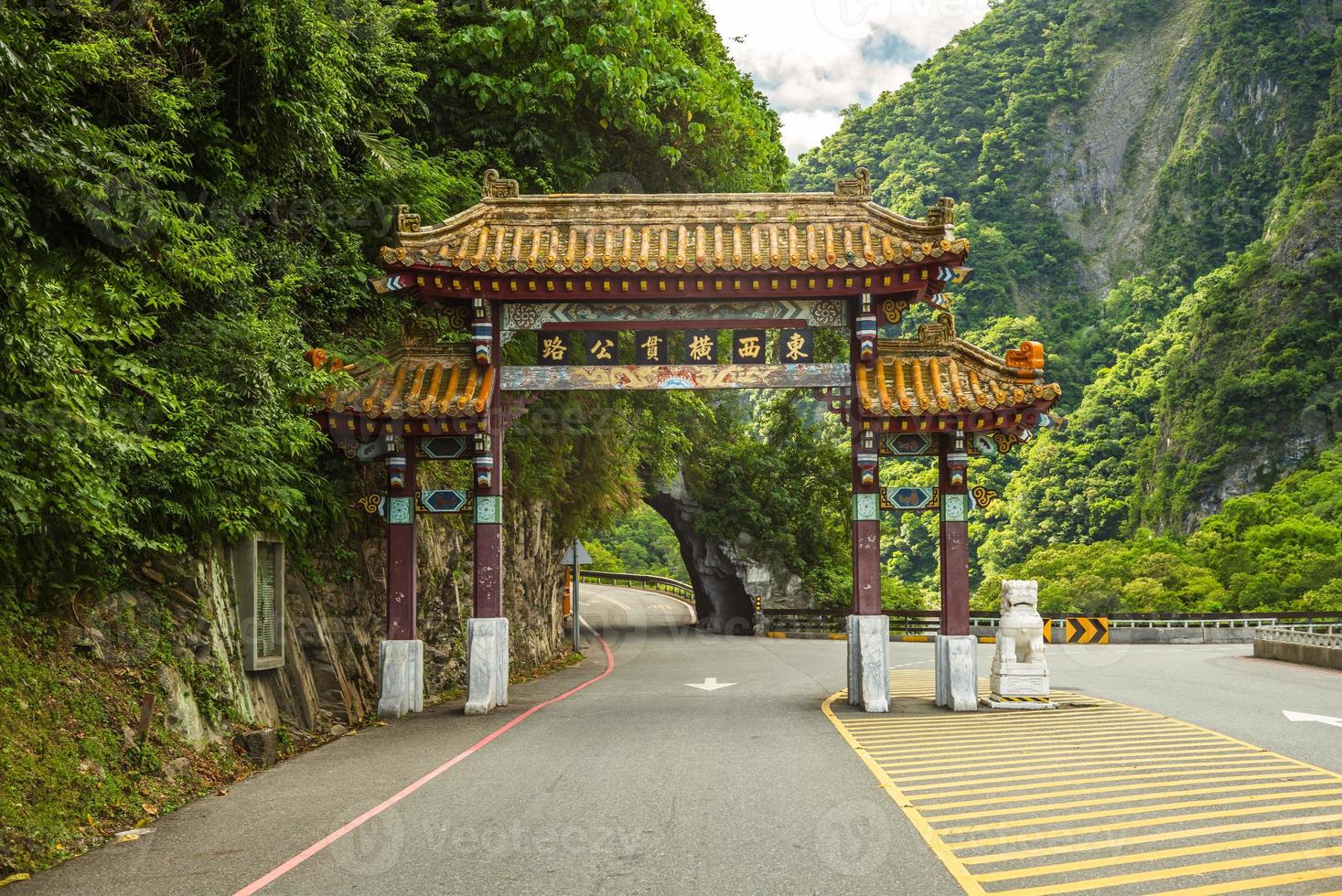taroko nationaal park oostelijke ingang boogpoort in hualien, taiwan foto