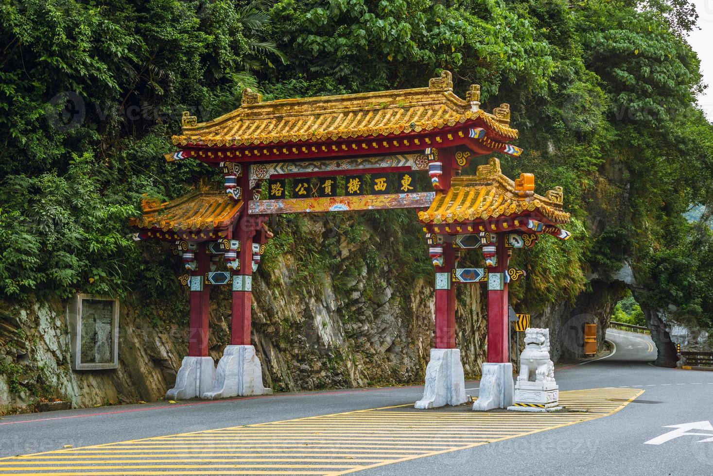 taroko nationaal park oostelijke ingang boogpoort in hualien, taiwan foto