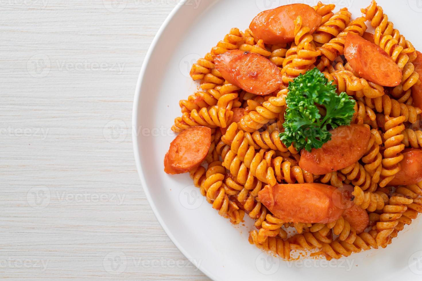 spiraal- of spirali-pasta met tomatensaus en worst - Italiaanse eetstijl food foto