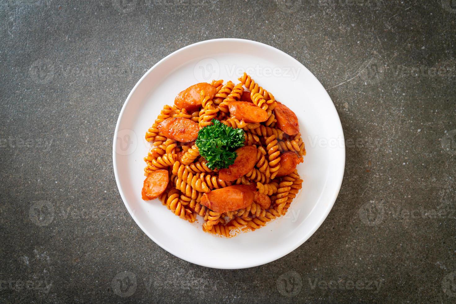 spiraal- of spirali-pasta met tomatensaus en worst - Italiaanse eetstijl food foto