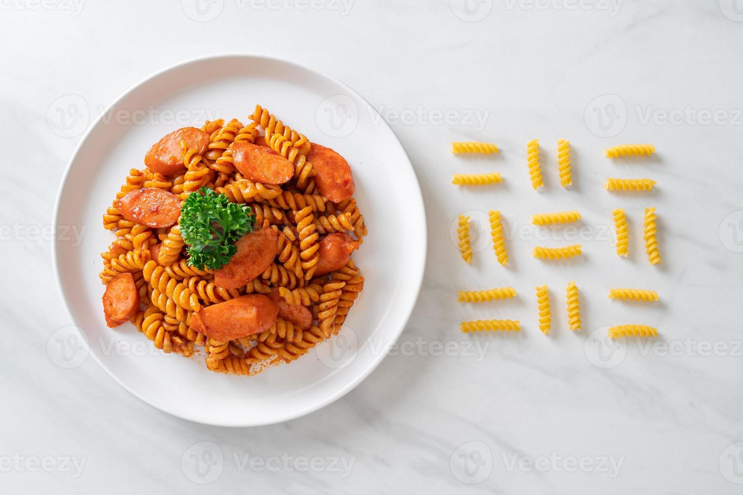 spiraal- of spirali-pasta met tomatensaus en worst - Italiaanse eetstijl food foto