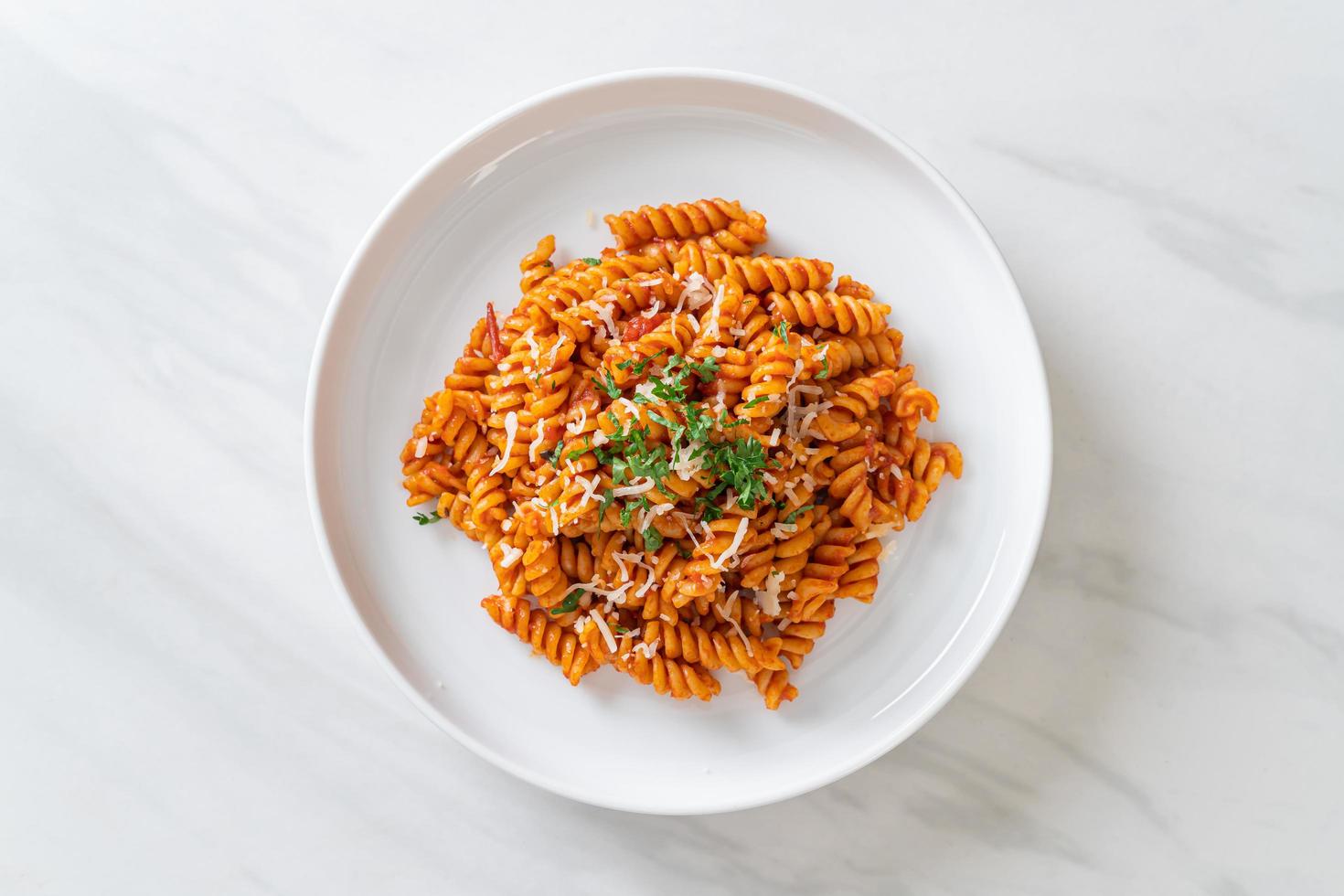 spiraal- of spirali-pasta met tomatensaus en worst - Italiaanse eetstijl food foto