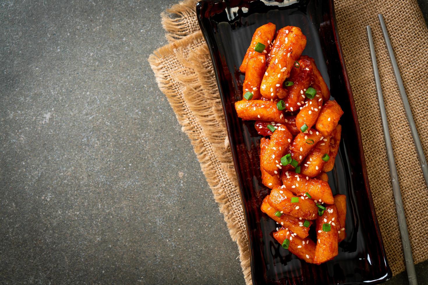 gefrituurde Koreaanse rijstwafel, of tteokbokki, met pikante saus - Koreaanse voedselstijl foto