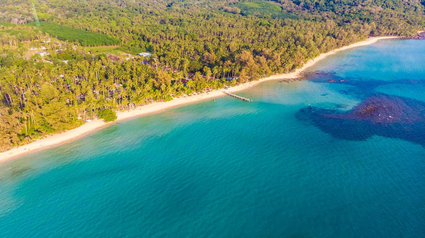 luchtfoto met zee en strand foto