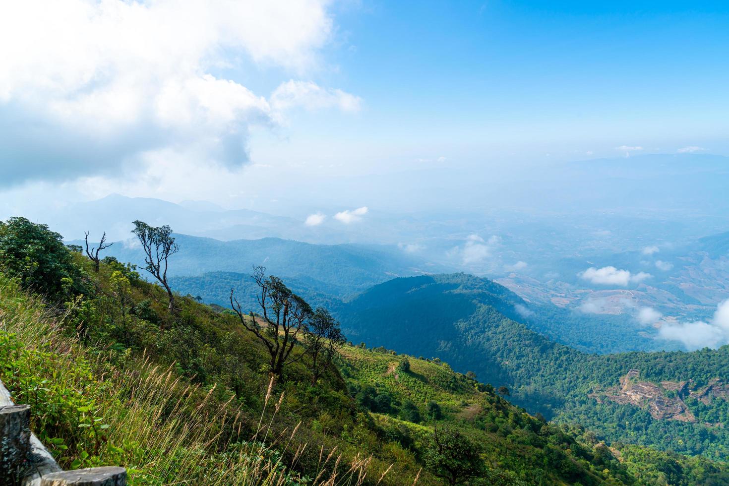 prachtige berglaag met wolken en blauwe lucht op het natuurpad Kew Mae Pan in Chiang Mai, Thailand thai foto