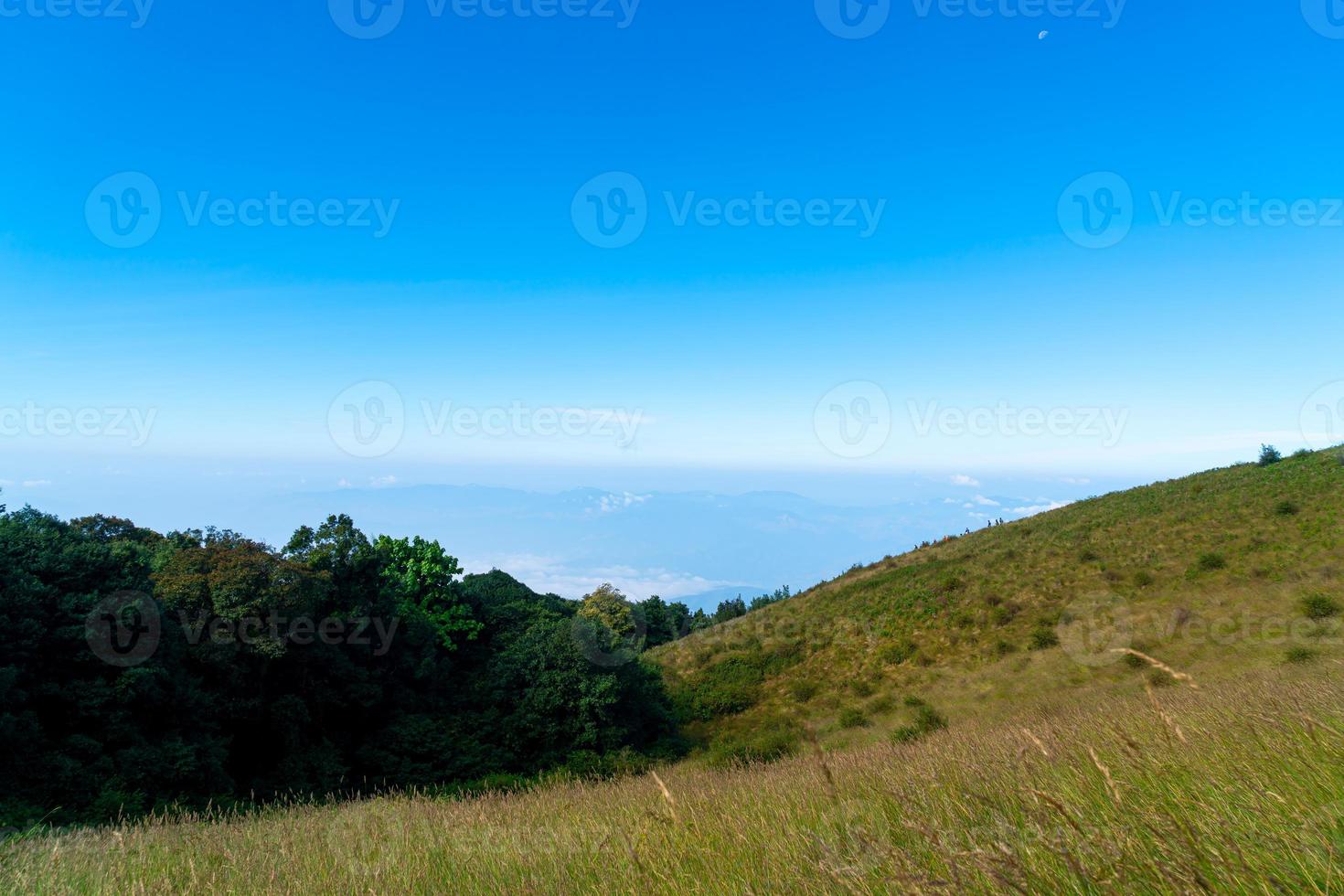 prachtige berglaag met wolken en blauwe lucht op het natuurpad Kew Mae Pan in Chiang Mai, Thailand thai foto