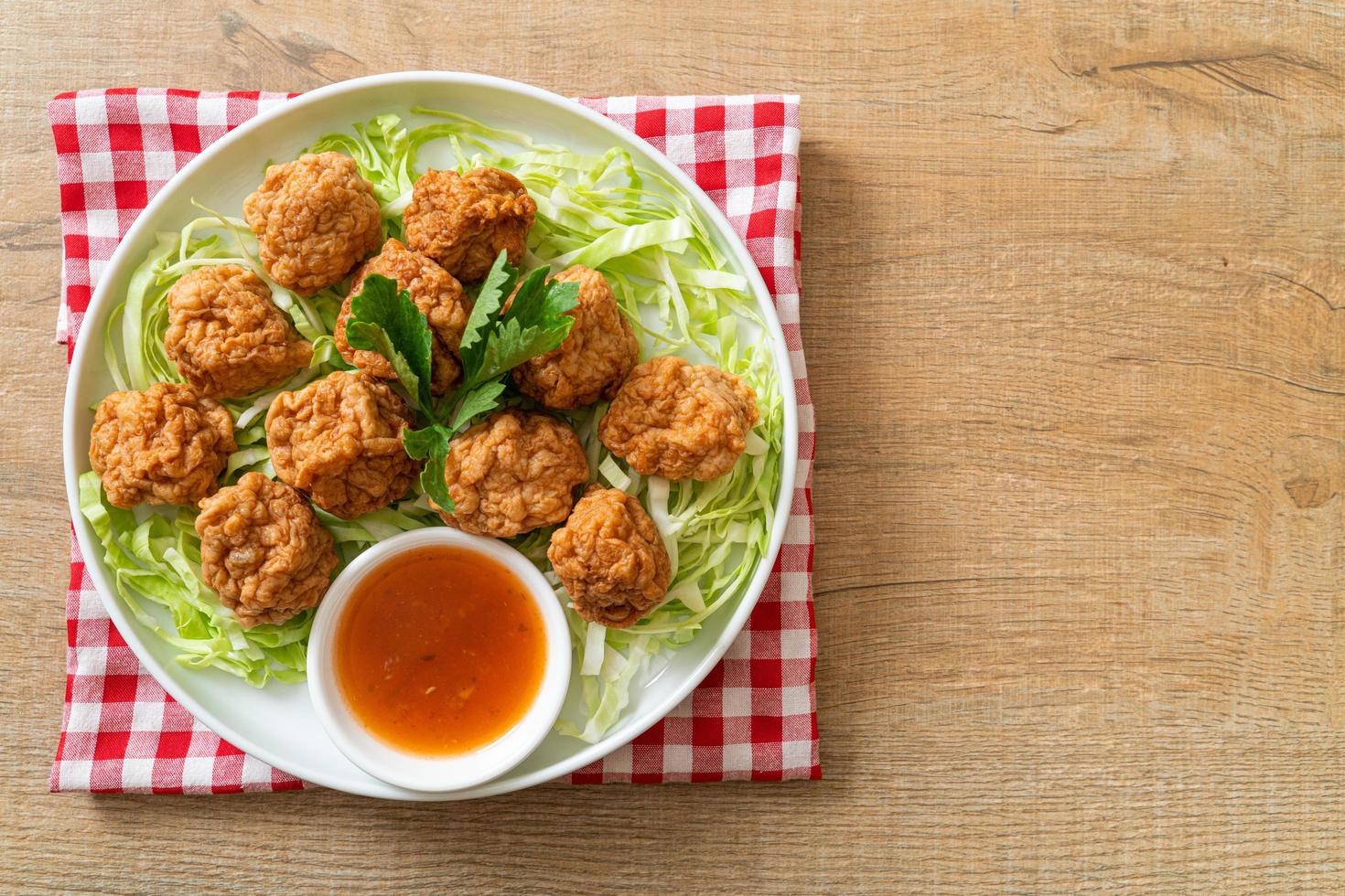 gekookte garnalenballetjes met pikante saus spicy foto