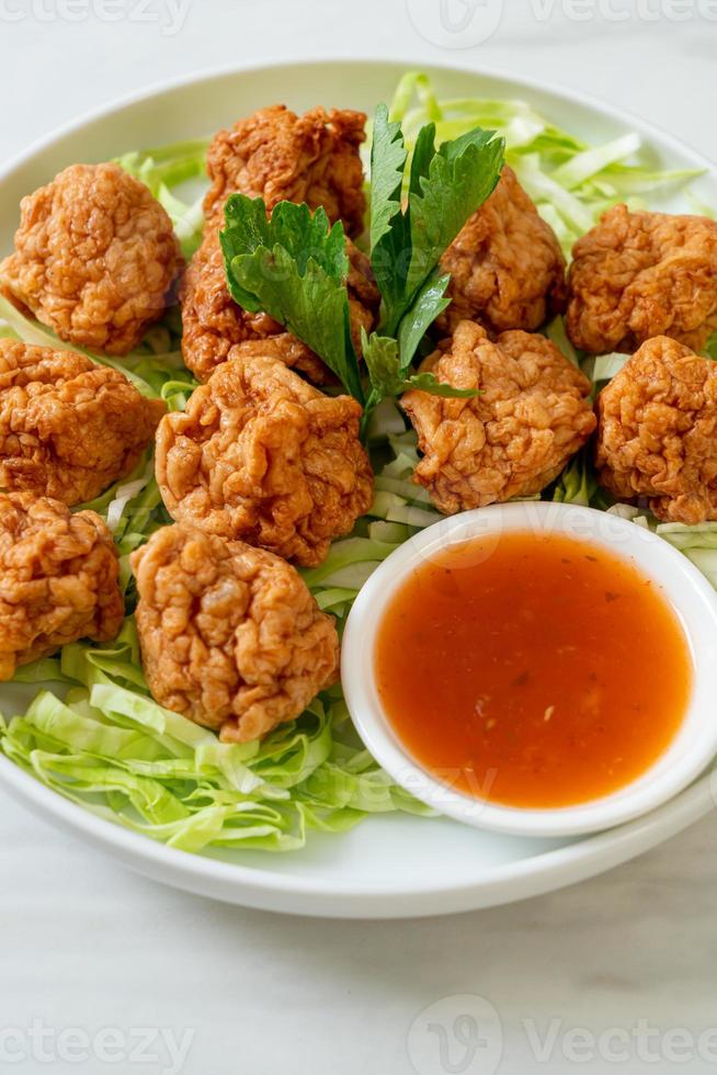 gekookte garnalenballetjes met pikante saus spicy foto