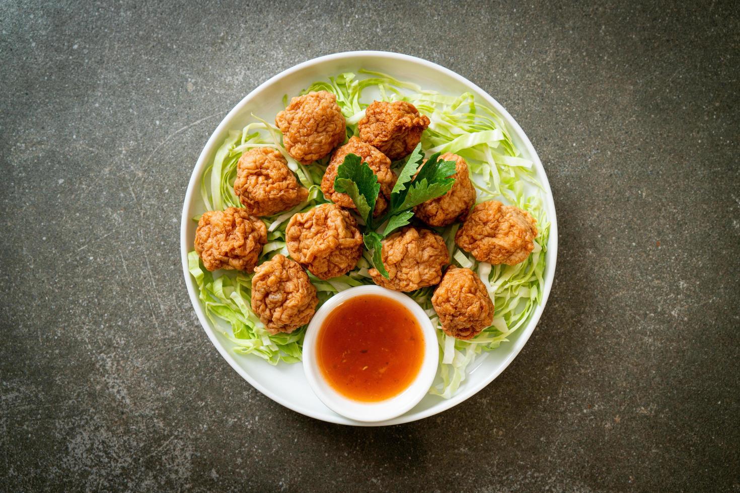 gekookte garnalenballetjes met pikante saus spicy foto