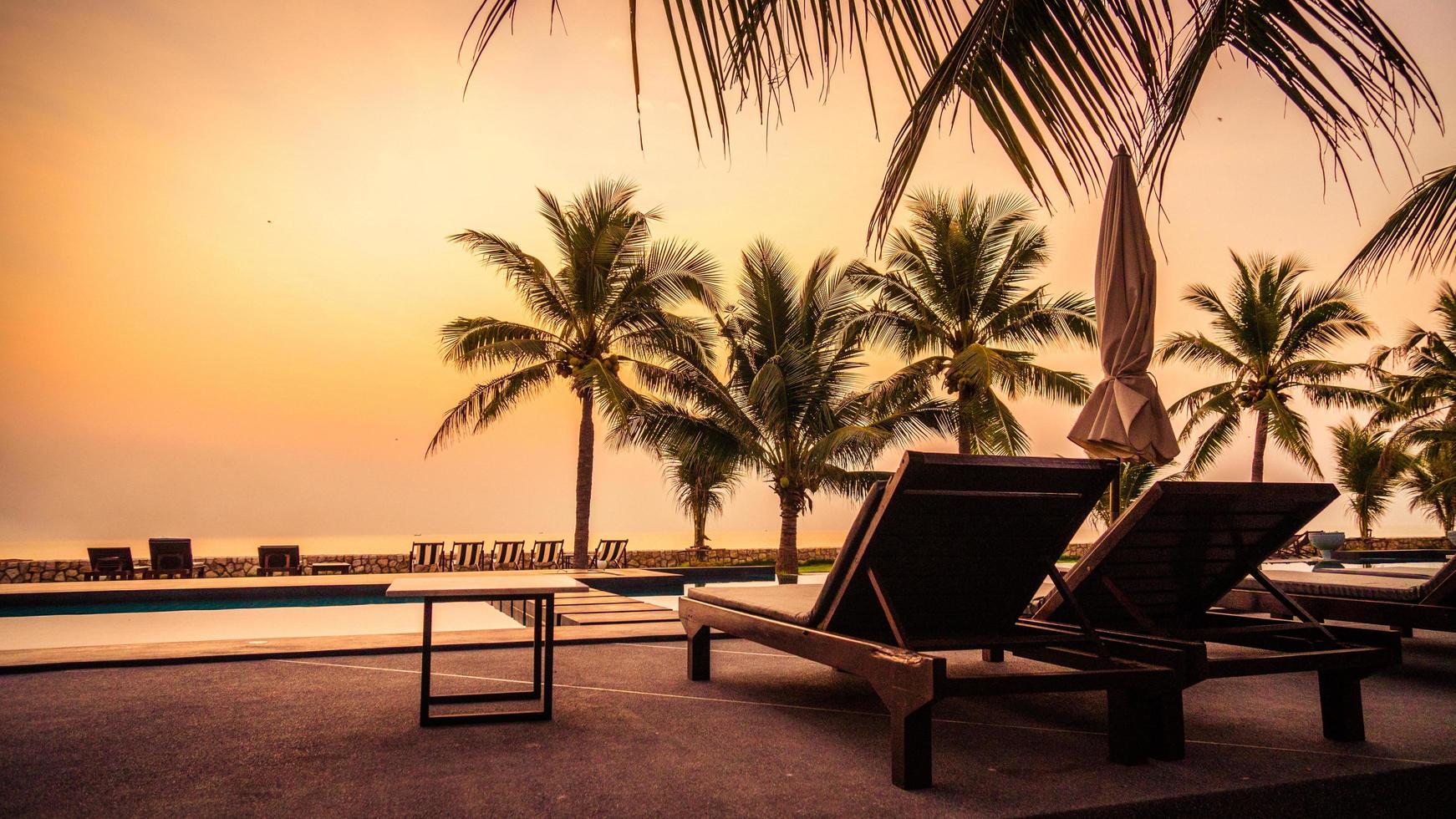 silhouet kokospalm rond buitenzwembad foto