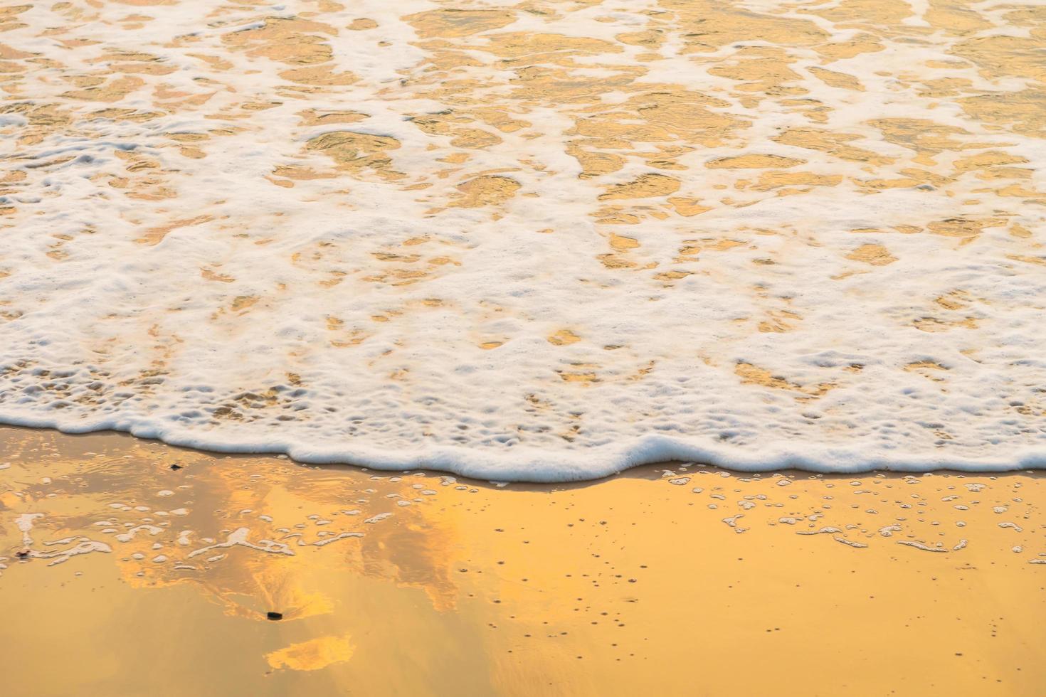 prachtig strand en zee bij zonsopgang foto