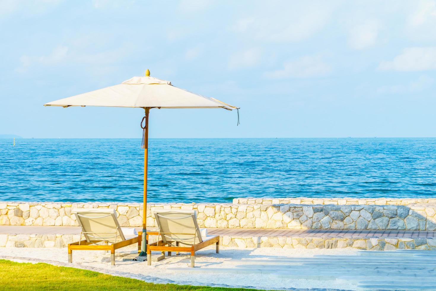 parasol en stoel met uitzicht op zee foto