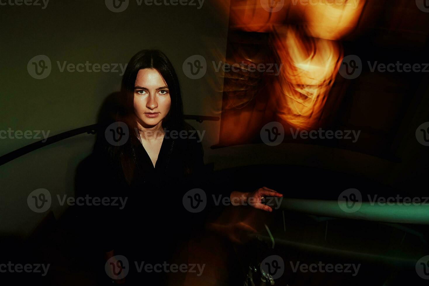 creatief vrouw portret met donker wazig achtergrond foto