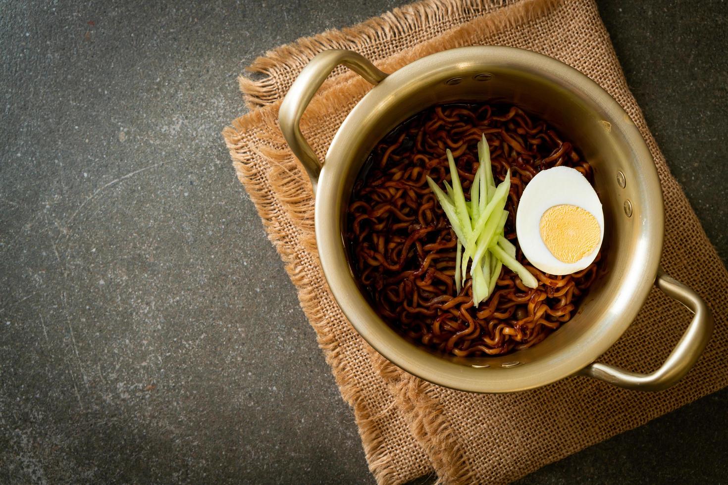 Koreaanse instant noedels met zwarte bonensaus of jajangmyeon of jjajangmyeon foto