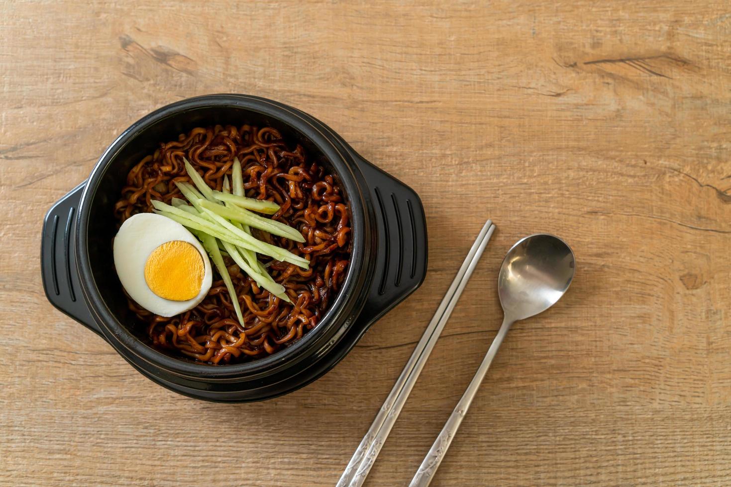 Koreaanse instant noedels met zwarte bonensaus of jajangmyeon of jjajangmyeon foto