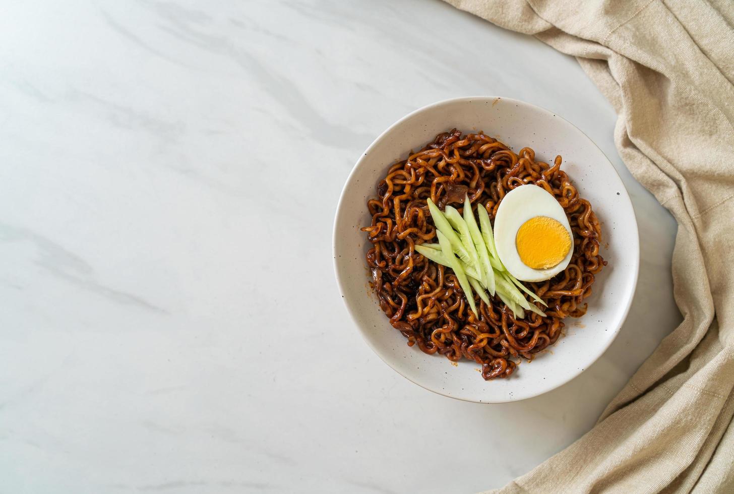 Koreaanse instant noedels met zwarte bonensaus of jajangmyeon of jjajangmyeon foto