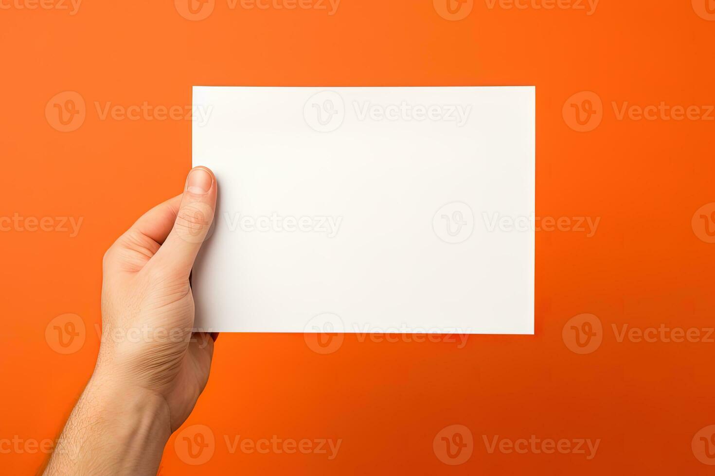 een menselijk hand- Holding een blanco vel van wit papier of kaart geïsoleerd Aan oranje achtergrond. ai gegenereerd foto