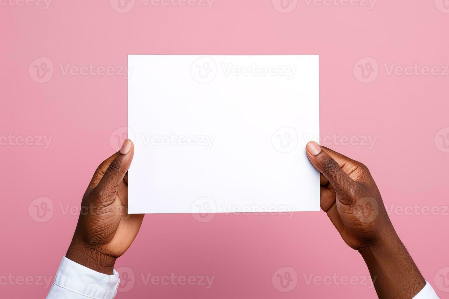 een menselijk hand- Holding een blanco vel van wit papier of kaart geïsoleerd Aan roze achtergrond. ai gegenereerd foto