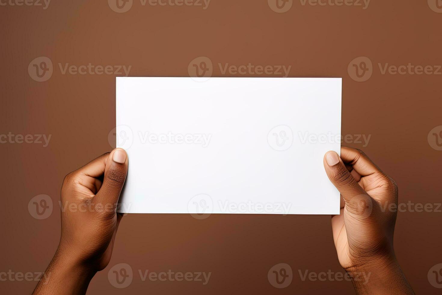 een menselijk hand- Holding een blanco vel van wit papier of kaart geïsoleerd Aan bruin achtergrond. ai gegenereerd foto