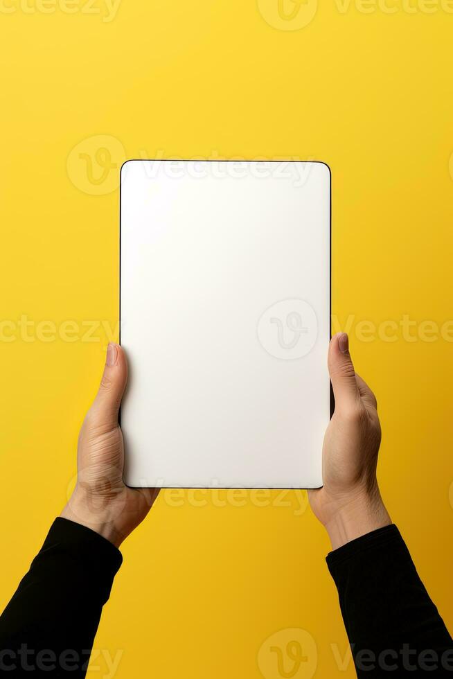 hand- Holding tablet met mockup blanco scherm geïsoleerd Aan geel achtergrond. ai gegenereerd foto