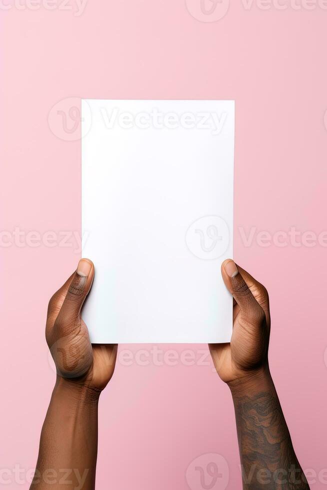 een menselijk hand- Holding een blanco vel van wit papier of kaart geïsoleerd Aan roze achtergrond. ai gegenereerd foto